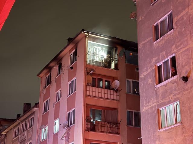 Bursa da 6 katlı binada &ccedil;ıkan yangın s&ouml;nd&uuml;r&uuml;ld&uuml; 2