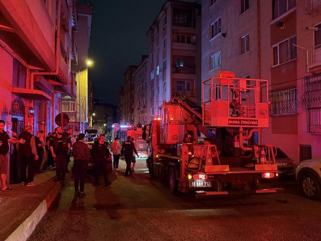 Bursa da 6 katlı binada &ccedil;ıkan yangın s&ouml;nd&uuml;r&uuml;ld&uuml; 1