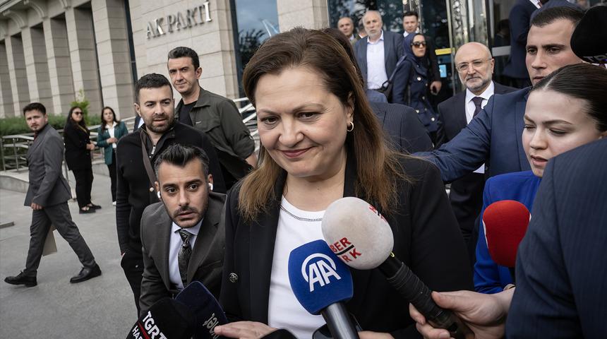 Burcu K&ouml;ksal'dan olay &Ouml;zg&uuml;r &Ouml;zel iddiası: "Gecenin hangi saatinde ne yazacağı belli olmuyordu"