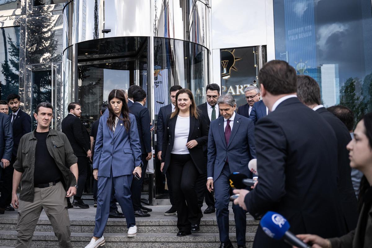 Burcu K&ouml;ksal dan olay &Ouml;zg&uuml;r &Ouml;zel iddiası: "Gecenin hangi saatinde ne yazacağı belli olmuyordu" 1