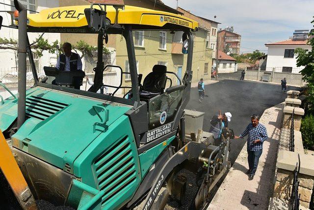 Alacakapı Mahallesine sıcak asfalt döküldü