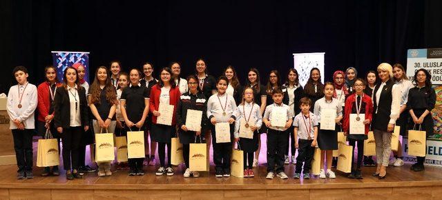 Sanko okulları resim yarışmasından &ouml;d&uuml;lle d&ouml;nd&uuml; 1