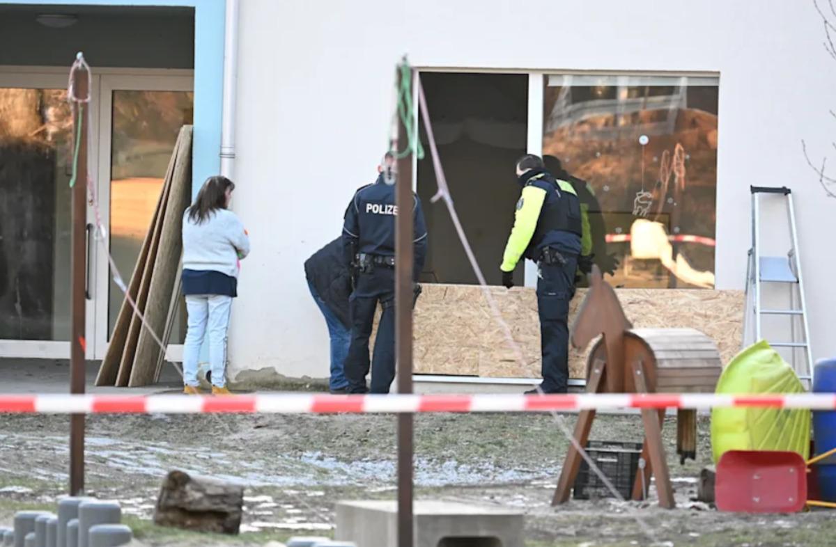 Anaokulu çocuğu kum havuzunu kazarken servet buldu 1