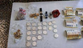 Anaokulu &ccedil;ocuğu kum havuzunu kazarken servet buldu