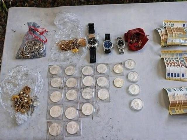 Anaokulu &ccedil;ocuğu kum havuzunu kazarken servet buldu