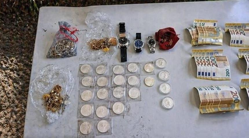 Anaokulu &ccedil;ocuğu kum havuzunu kazarken servet buldu