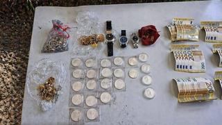 Anaokulu çocuğu kum havuzunu kazarken servet buldu