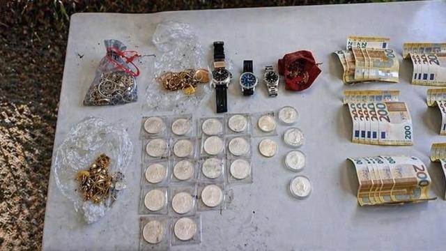 Anaokulu çocuğu kum havuzunu kazarken servet buldu