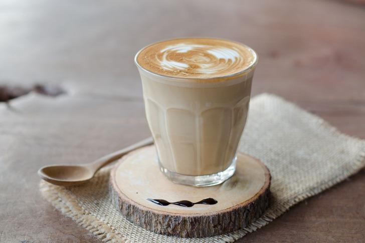 Flat white hangi &ouml;zelliğiyle bilinir?