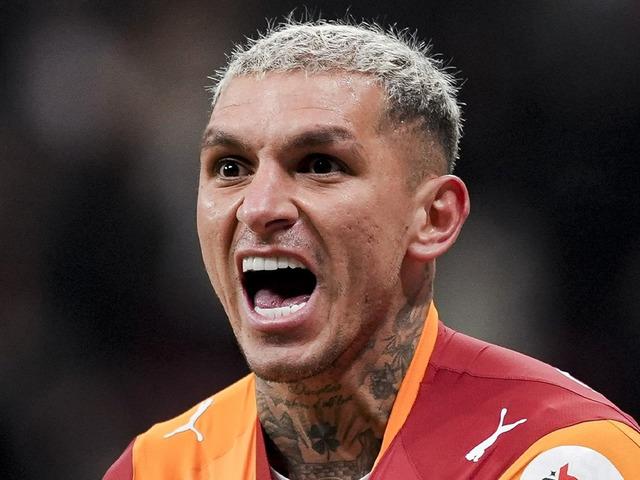 Lucas Torreira'ya saldırı anının g&ouml;r&uuml;nt&uuml;leri ortaya &ccedil;ıktı! AVM &ccedil;ıkışını bekleyip pusu kurmuş