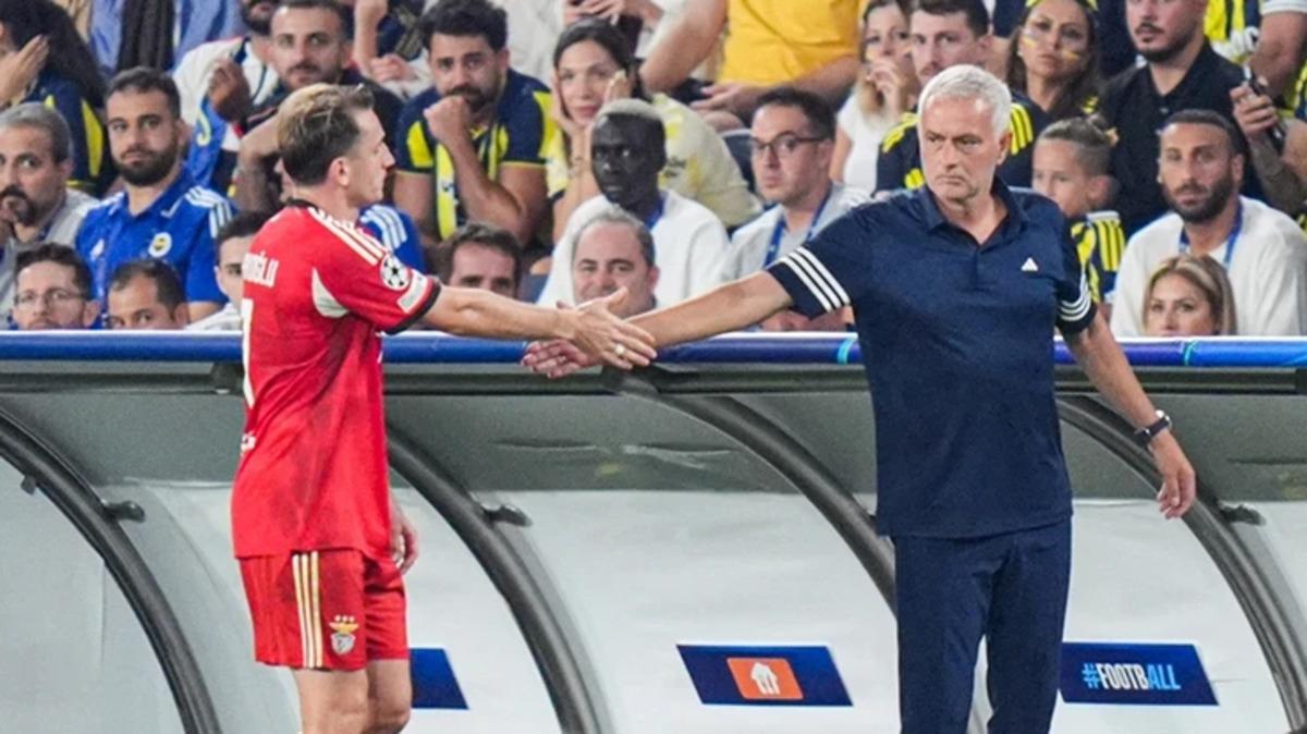 Fenerbah&ccedil;e ye UEFA dan tarihi ceza! Kerem Akt&uuml;rkoğlu ve Jose Mourinho pahalıya patladı 1