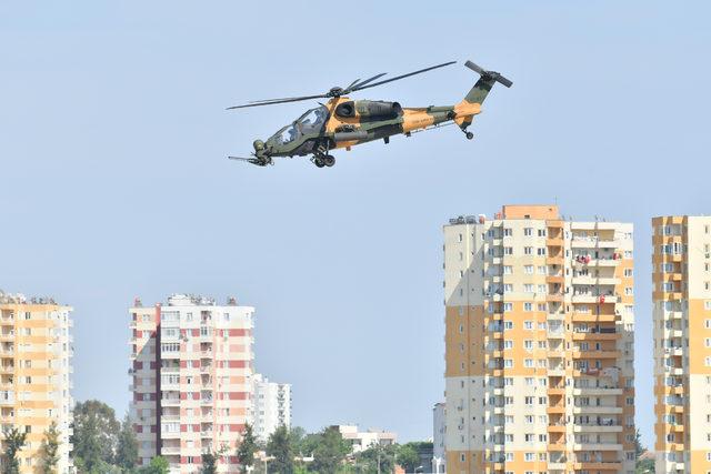 'ATAK' helikopterinin gösterisi nefes kesti