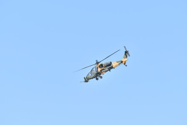 'ATAK' helikopterinin gösterisi nefes kesti