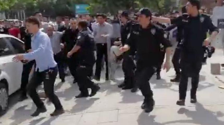 Gazi Üniversitesi'ndeki 'bölünme' protestosunda ortalık karıştı