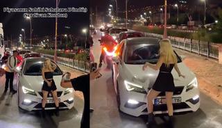 Bu ne kendini bilmezlik! Trafiği durdurup aracın &ouml;n&uuml;nde dans etti