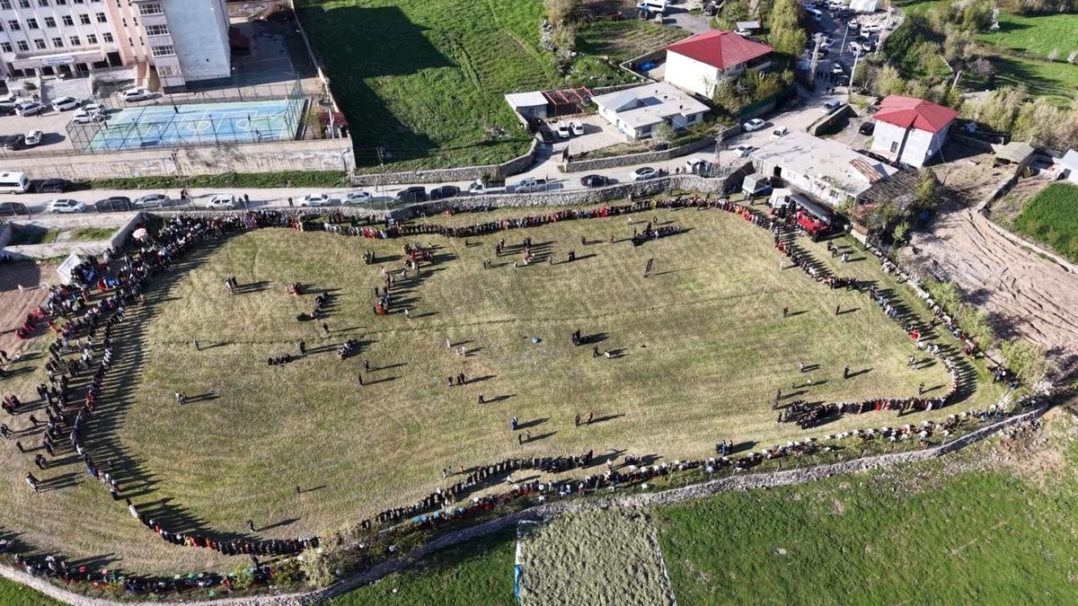Aşiretlerin &lsquo;yasak&rsquo; kararına rağmen kadınlar halay başına ge&ccedil;ti! 10 bin kişilik d&uuml;ğ&uuml;nde dikkat &ccedil;eken anlar 3