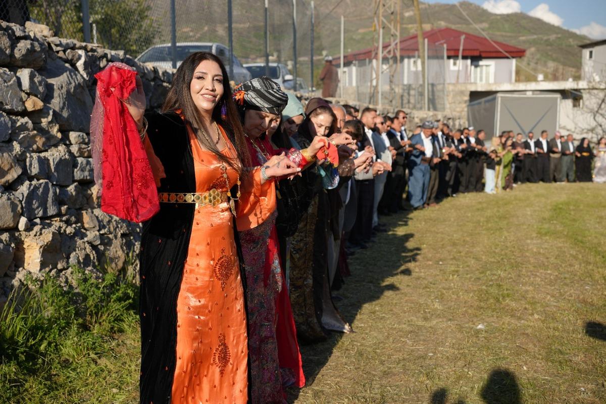 Aşiretlerin &lsquo;yasak&rsquo; kararına rağmen kadınlar halay başına ge&ccedil;ti! 10 bin kişilik d&uuml;ğ&uuml;nde dikkat &ccedil;eken anlar 1