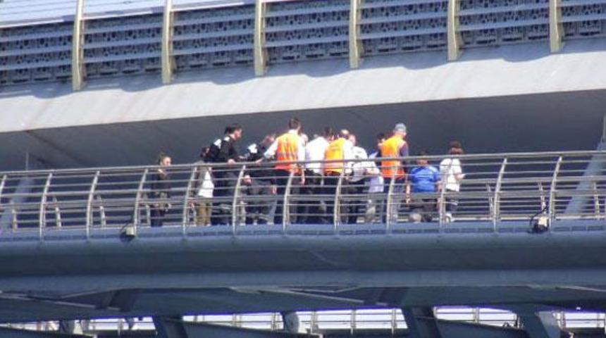 Haliç'te ilginç olay! Polisi tekmeledi, güvenlik görevlisini ısırdı