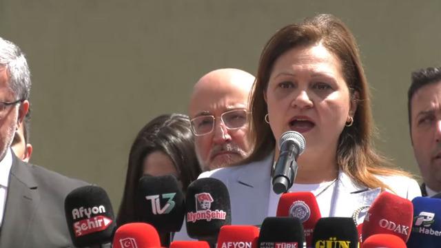 AK Parti'ye geçti, belediye önünde halka seslendi: Yeni bir dönem başlattım
