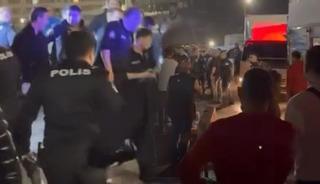 Hal'de bı&ccedil;aklı kavga: 7 g&ouml;zaltı 12 polis yaralandı