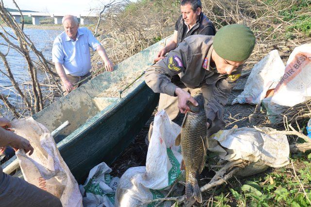 Baraja serilen 600 metrelik ağ yakılarak imha edildi