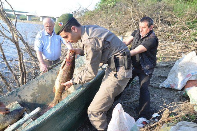 Baraja serilen 600 metrelik ağ yakılarak imha edildi