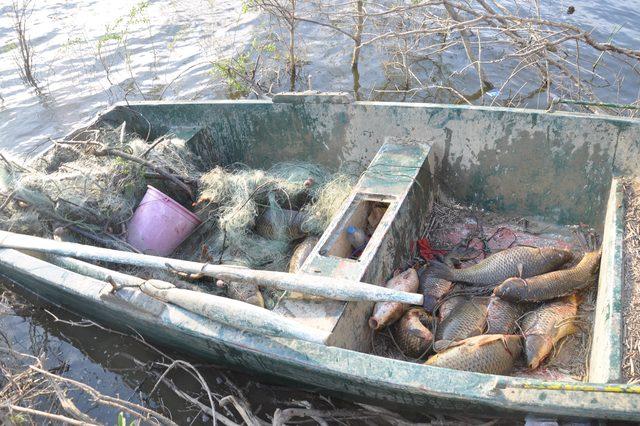 Baraja serilen 600 metrelik ağ yakılarak imha edildi