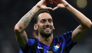 Fenerbah&ccedil;e'de tarihi se&ccedil;im bombası! Hakan &Ccedil;alhanoğlu teması başladı