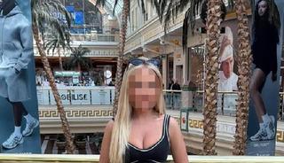 AVM&rsquo;de olay yaratan g&ouml;r&uuml;nt&uuml;! Pantolonunu indirip...