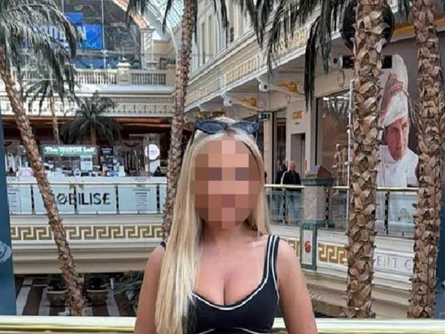 AVM&rsquo;de olay yaratan g&ouml;r&uuml;nt&uuml;! Pantolonunu indirip...