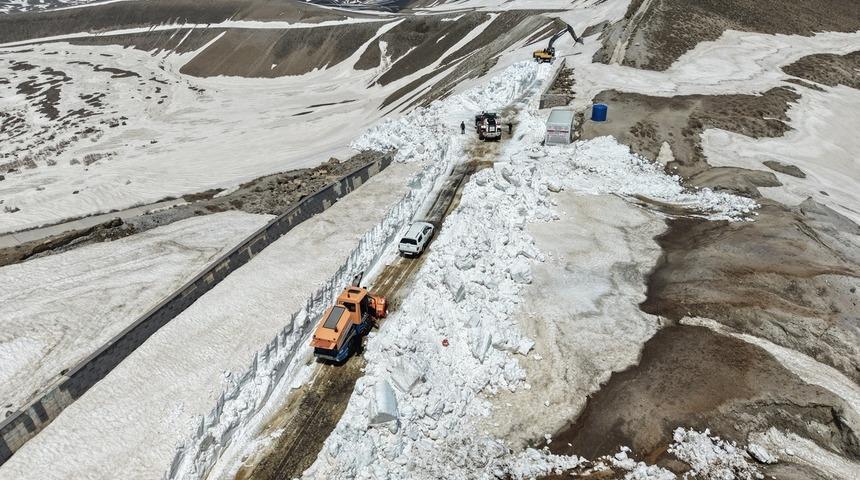 Kar kalınlığının 7 metreyi bulduğu Nemrut yolunda &ccedil;alışma başlatıldı