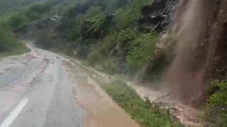 Trabzon-Bayburt karayolunda ulaşıma sel engeli