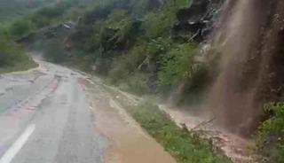 Trabzon-Bayburt karayolunda ulaşıma sel engeli