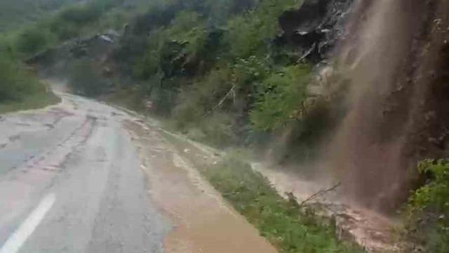 Trabzon-Bayburt karayolunda ulaşıma sel engeli