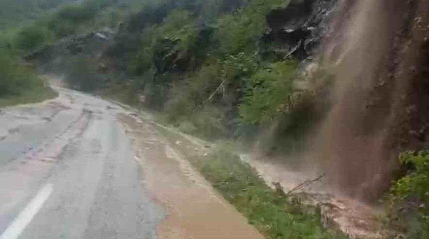 Trabzon-Bayburt karayolunda ulaşıma sel engeli