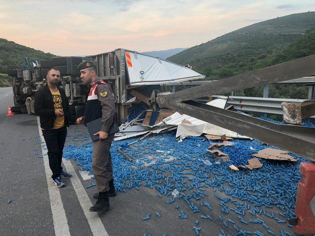 Plastik hammaddesi taşıyan TIR devrildi: 1 yaralı