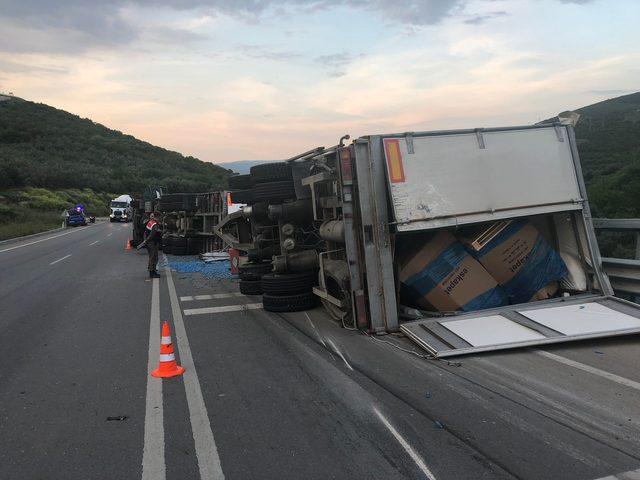 Plastik hammaddesi taşıyan TIR devrildi: 1 yaralı