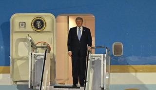 Savaşın g&ouml;lgesinde kritik ziyaret! ABD Başkanı Trump &Ccedil;in'e gitti