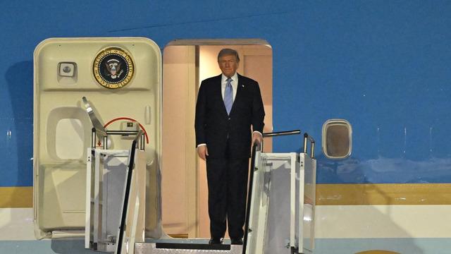 Savaşın g&ouml;lgesinde kritik ziyaret! ABD Başkanı Trump &Ccedil;in'e gitti