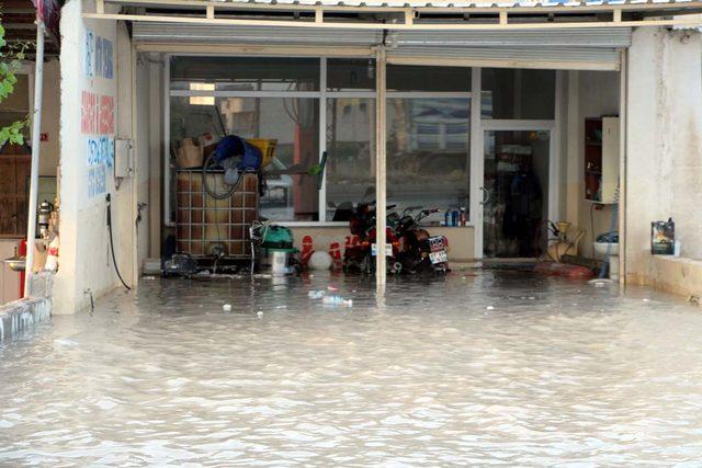 Nusaybin'de su borusu patladı, yolar göle döndü