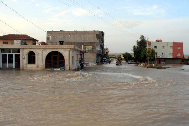 Nusaybin'de su borusu patladı, yolar göle döndü