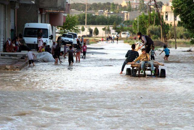 Nusaybin'de su borusu patladı, yolar göle döndü