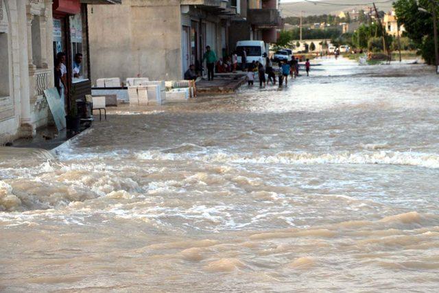 Nusaybin'de su borusu patladı, yolar göle döndü