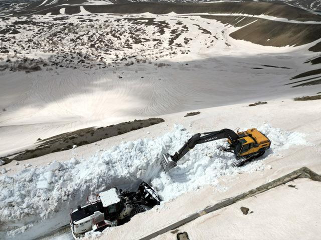 Nemrut G&ouml;l&uuml; yolunda 10 metreyi bulan karla m&uuml;cadele &ccedil;alışması tamamlandı 4