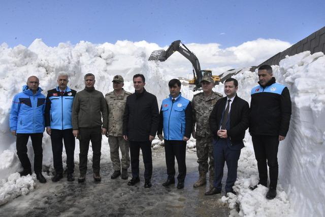 Nemrut G&ouml;l&uuml; yolunda 10 metreyi bulan karla m&uuml;cadele &ccedil;alışması tamamlandı 2