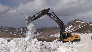 Nemrut Gölü yolunda 10 metreyi bulan karla mücadele çalışması tamamlandı