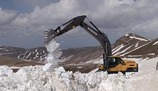 Nemrut G&ouml;l&uuml; yolunda 10 metreyi bulan karla m&uuml;cadele &ccedil;alışması tamamlandı
