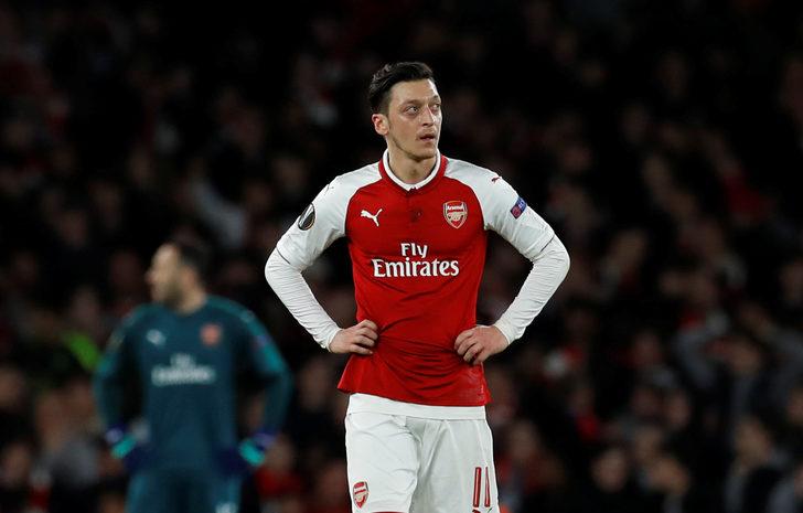 Mesut Özil, sahaya atılan ekmeği öpüp kenara koydu G2