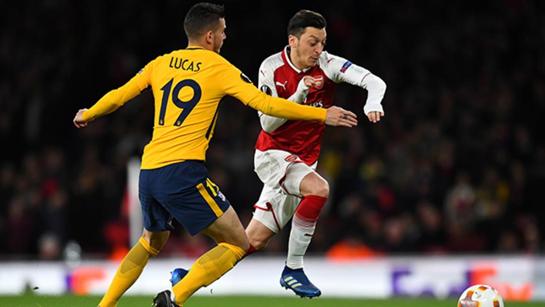 Mesut &Ouml;zil, sahaya atılan ekmeği &ouml;p&uuml;p kenara koydu