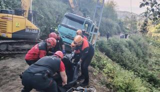 Rize'de acı olay! Kontrolden &ccedil;ıkan kamyon u&ccedil;uruma savruldu